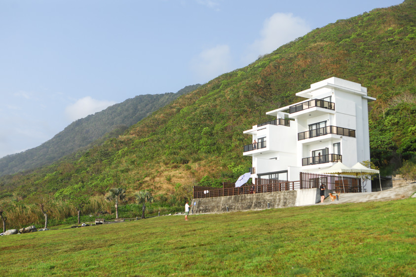 花蓮鹽寮海景民宿|海嵐行館。台11線上絕美純白寵物友善景觀民宿、綠草如茵大草皮 - 第36張圖 花蓮鹽寮海景民宿|海嵐行館。台11線上絕美純白寵物友善景觀民宿、綠草如茵大草皮