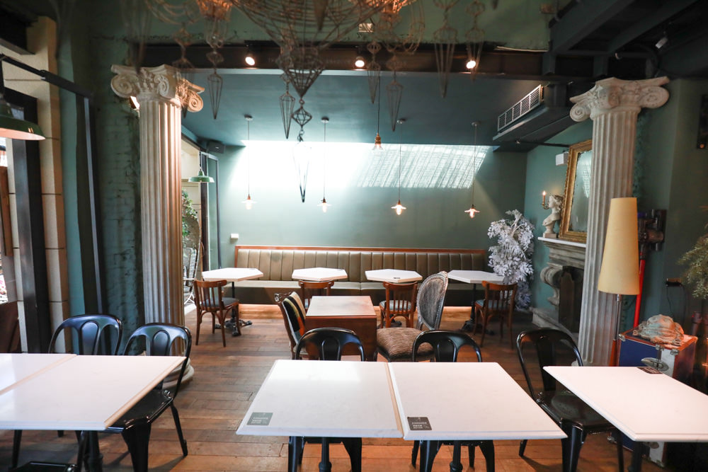 台北淡水美食景點｜Binma Area 134玻璃屋咖啡廳。寵物友善餐廳、森林系咖啡廳、攝影基地、網美咖啡廳、淡水天元宮附近