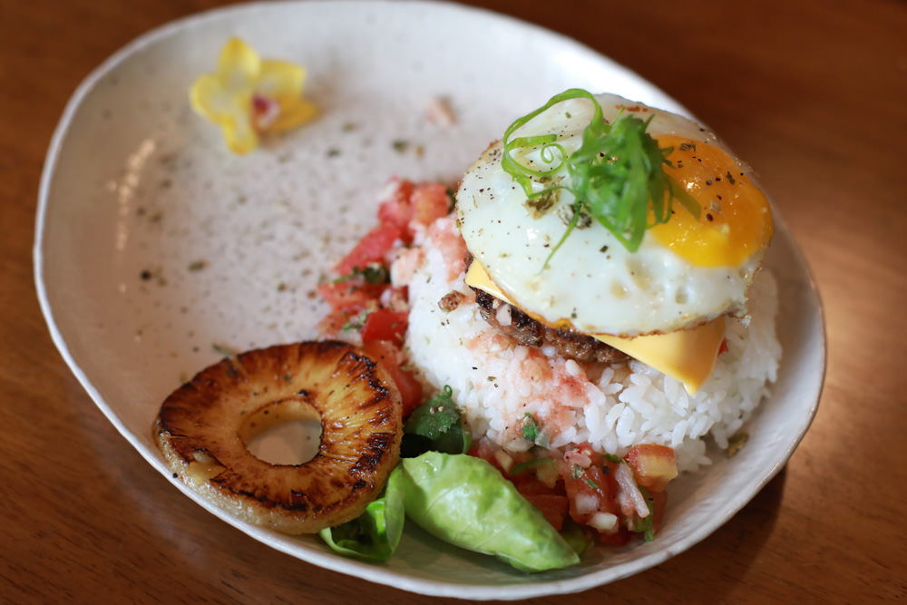 新北深坑美食｜南國深坑。寵物友善餐廳、深坑老街附近的老宅咖啡廳、早午餐、菲律賓炸豬五花肉飯