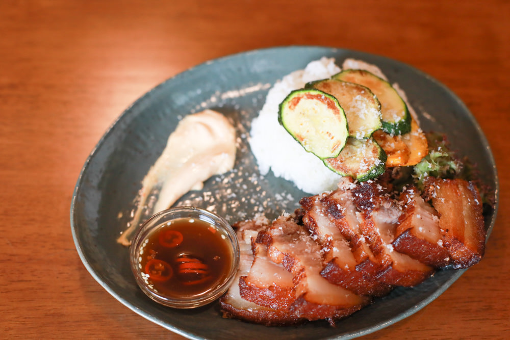 新北深坑美食｜南國深坑。寵物友善餐廳、深坑老街附近的老宅咖啡廳、早午餐、菲律賓炸豬五花肉飯