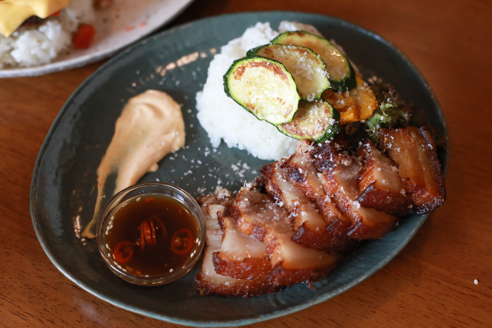 新北深坑美食｜南國深坑。寵物友善餐廳、深坑老街附近的老宅咖啡廳、早午餐、菲律賓炸豬五花肉飯