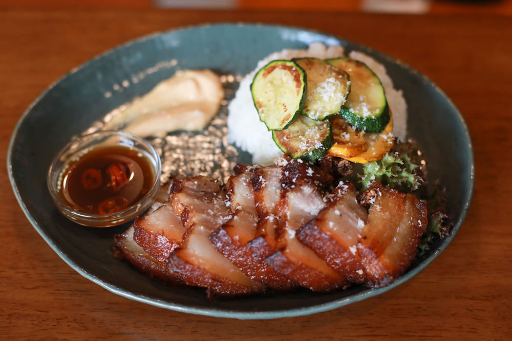 新北深坑美食｜南國深坑。寵物友善餐廳、深坑老街附近的老宅咖啡廳、早午餐、菲律賓炸豬五花肉飯