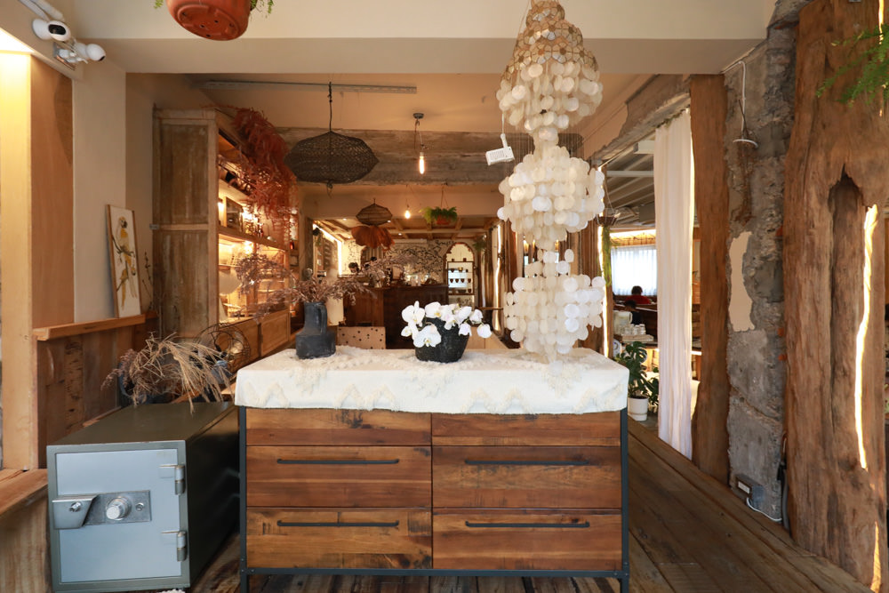 新北三峽美食｜Qm159 清琳咖啡。寵物友善餐廳、從廢墟老屋變身的網美咖啡廳、歐洲古董風格咖啡館