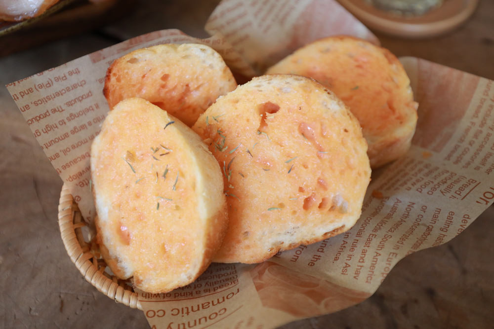 新北三峽美食｜Qm159 清琳咖啡。寵物友善餐廳、從廢墟老屋變身的網美咖啡廳、歐洲古董風格咖啡館