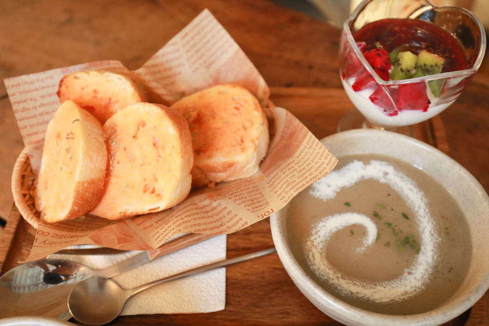 新北三峽美食｜Qm159 清琳咖啡。寵物友善餐廳、從廢墟老屋變身的網美咖啡廳、歐洲古董風格咖啡館