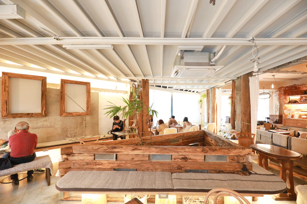 新北三峽美食｜Qm159 清琳咖啡。寵物友善餐廳、從廢墟老屋變身的網美咖啡廳、歐洲古董風格咖啡館