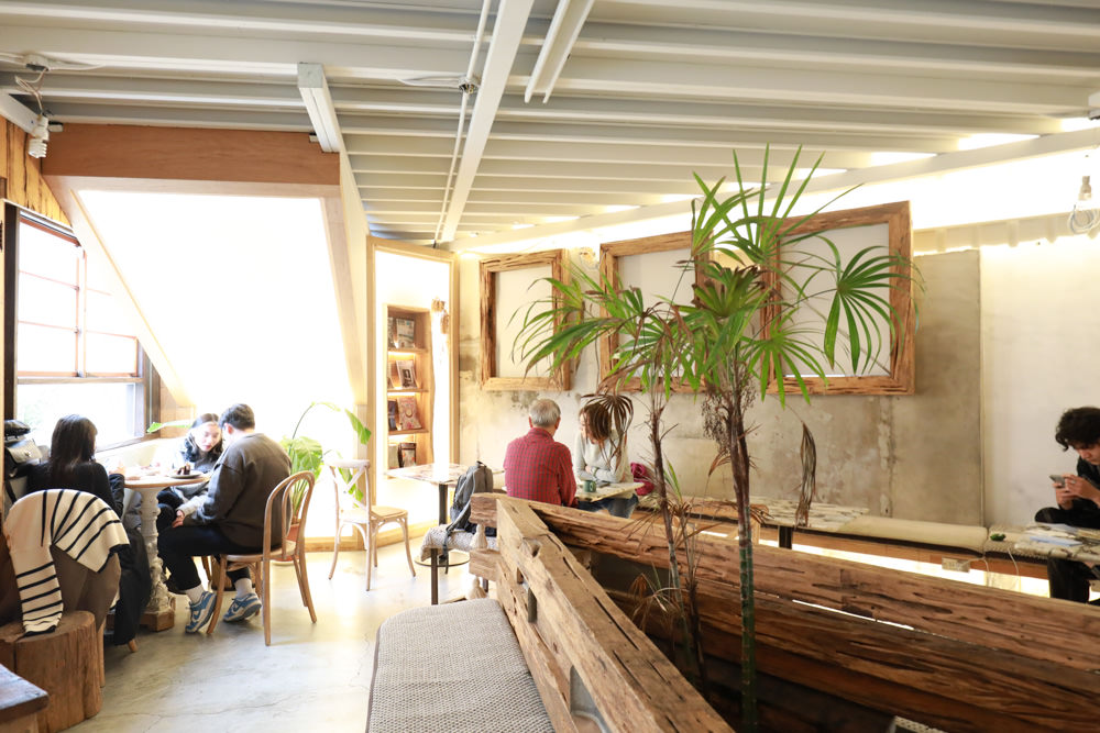 新北三峽美食｜Qm159 清琳咖啡。寵物友善餐廳、從廢墟老屋變身的網美咖啡廳、歐洲古董風格咖啡館