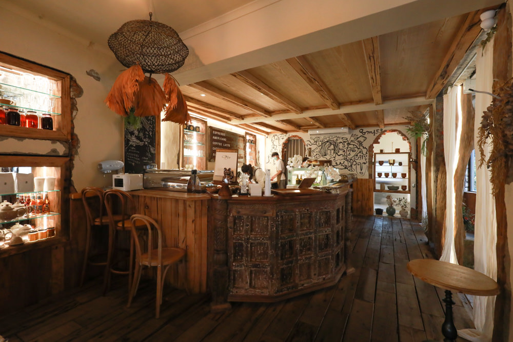 新北三峽美食｜Qm159 清琳咖啡。寵物友善餐廳、從廢墟老屋變身的網美咖啡廳、歐洲古董風格咖啡館