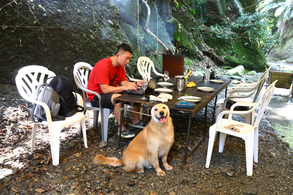 花蓮｜嘻餐町溪畔餐桌。浮誇峽谷下午茶、網美鞦韆吊床、漫步清澈溪流中溯溪、豐盛多元化的美味佳餚、還有窯烤披薩DIY