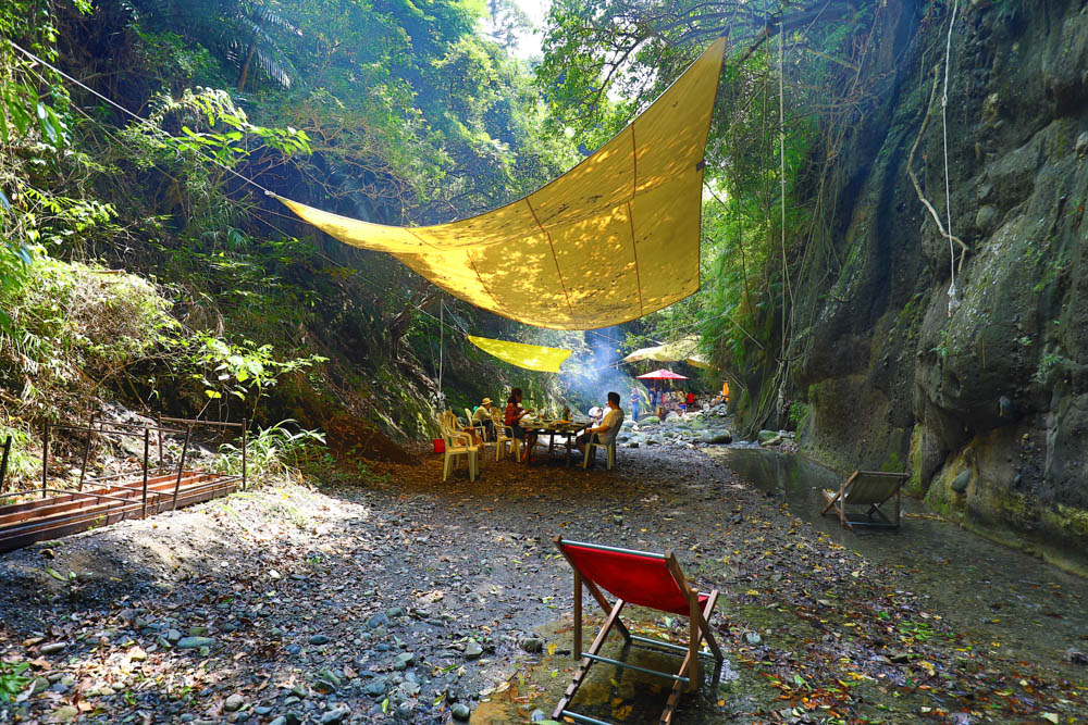 花蓮｜嘻餐町溪畔餐桌。浮誇峽谷下午茶、網美鞦韆吊床、漫步清澈溪流中溯溪、豐盛多元化的美味佳餚、還有窯烤披薩DIY