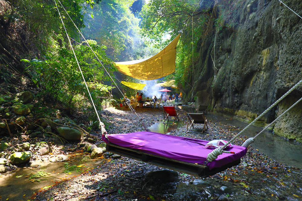 花蓮｜嘻餐町溪畔餐桌。浮誇峽谷下午茶、網美鞦韆吊床、漫步清澈溪流中溯溪、豐盛多元化的美味佳餚、還有窯烤披薩DIY