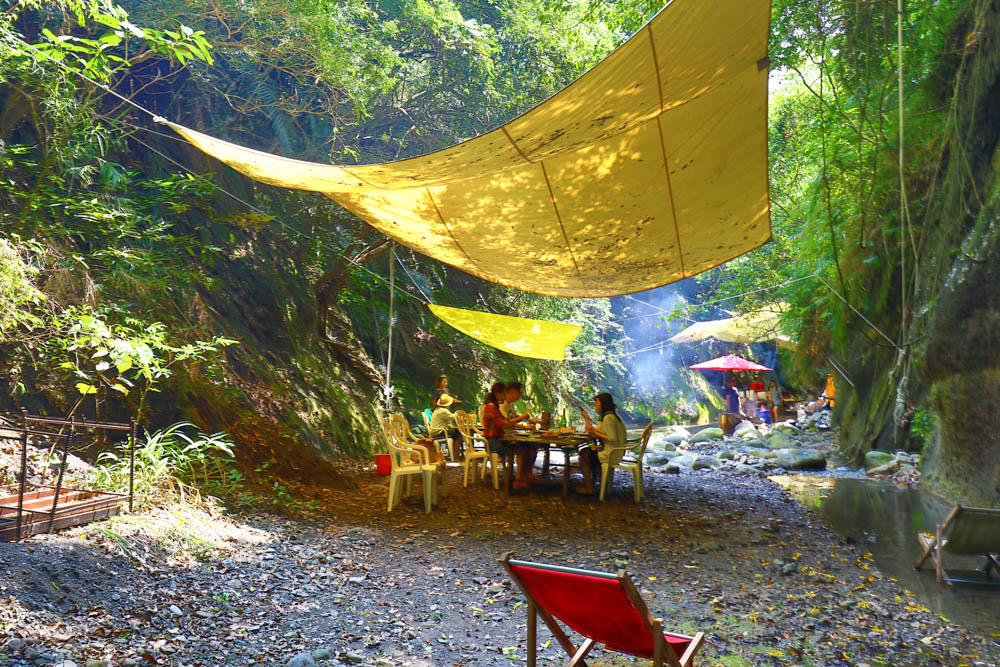 花蓮｜嘻餐町溪畔餐桌。浮誇峽谷下午茶、網美鞦韆吊床、漫步清澈溪流中溯溪、豐盛多元化的美味佳餚、還有窯烤披薩DIY