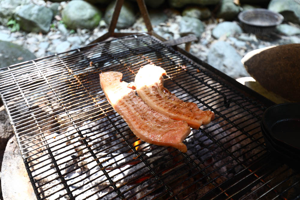 花蓮｜嘻餐町溪畔餐桌。浮誇峽谷下午茶、網美鞦韆吊床、漫步清澈溪流中溯溪、豐盛多元化的美味佳餚、還有窯烤披薩DIY