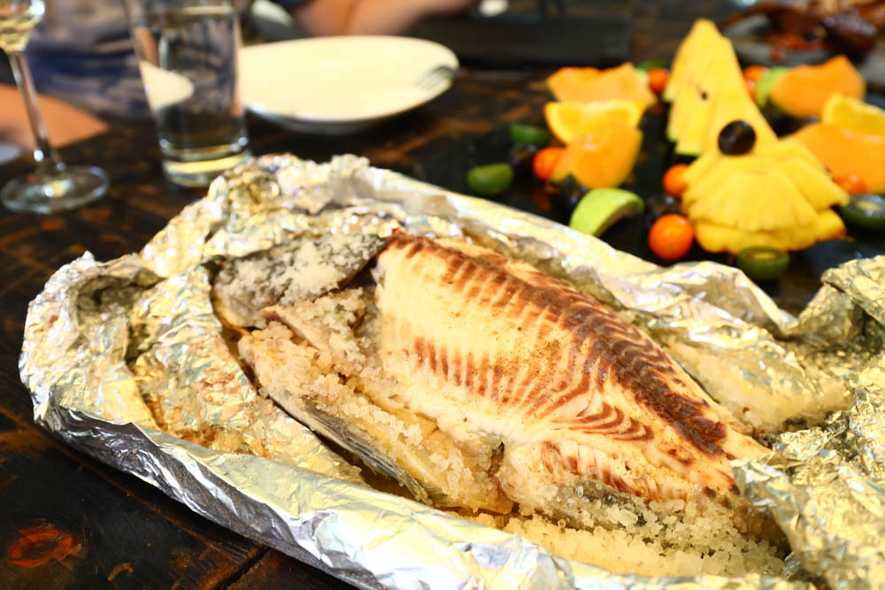 花蓮｜嘻餐町溪畔餐桌。浮誇峽谷下午茶、網美鞦韆吊床、漫步清澈溪流中溯溪、豐盛多元化的美味佳餚、還有窯烤披薩DIY