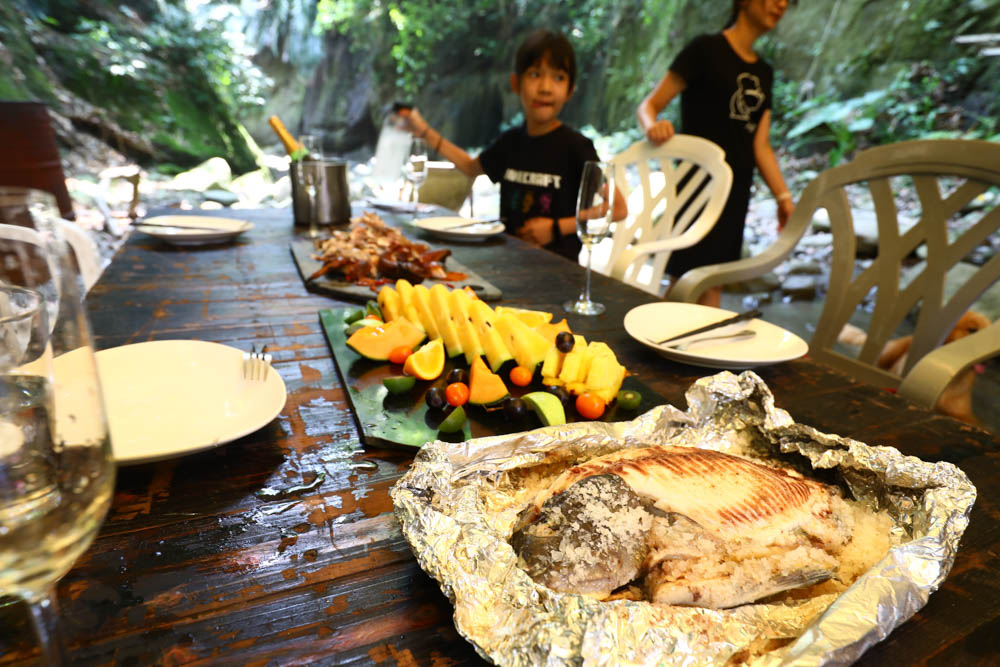 花蓮｜嘻餐町溪畔餐桌。浮誇峽谷下午茶、網美鞦韆吊床、漫步清澈溪流中溯溪、豐盛多元化的美味佳餚、還有窯烤披薩DIY