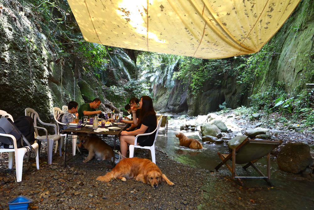 花蓮｜嘻餐町溪畔餐桌。浮誇峽谷下午茶、網美鞦韆吊床、漫步清澈溪流中溯溪、豐盛多元化的美味佳餚、還有窯烤披薩DIY