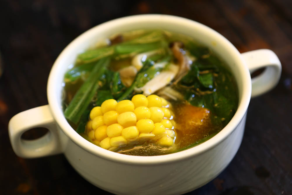 花蓮｜嘻餐町溪畔餐桌。浮誇峽谷下午茶、網美鞦韆吊床、漫步清澈溪流中溯溪、豐盛多元化的美味佳餚、還有窯烤披薩DIY