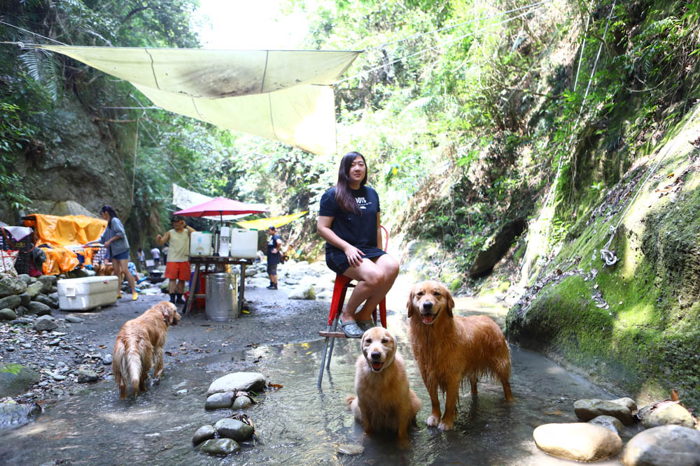 花蓮｜嘻餐町溪畔餐桌。浮誇峽谷下午茶、網美鞦韆吊床、漫步清澈溪流中溯溪、豐盛多元化的美味佳餚、還有窯烤披薩DIY