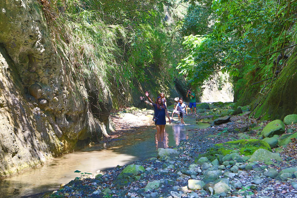 花蓮｜嘻餐町溪畔餐桌。浮誇峽谷下午茶、網美鞦韆吊床、漫步清澈溪流中溯溪、豐盛多元化的美味佳餚、還有窯烤披薩DIY