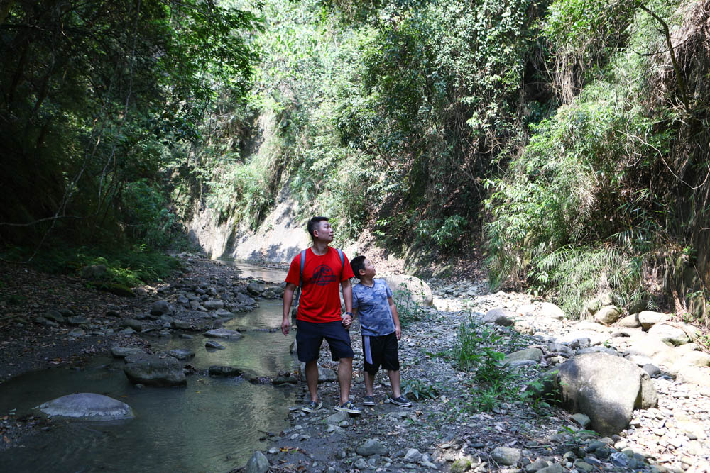花蓮｜嘻餐町溪畔餐桌。浮誇峽谷下午茶、網美鞦韆吊床、漫步清澈溪流中溯溪、豐盛多元化的美味佳餚、還有窯烤披薩DIY