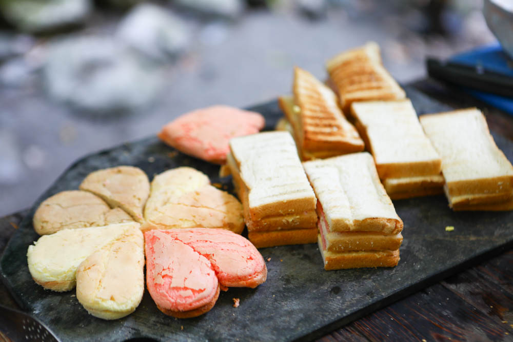 花蓮｜嘻餐町溪畔餐桌。浮誇峽谷下午茶、網美鞦韆吊床、漫步清澈溪流中溯溪、豐盛多元化的美味佳餚、還有窯烤披薩DIY