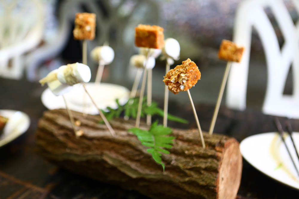 花蓮｜嘻餐町溪畔餐桌。浮誇峽谷下午茶、網美鞦韆吊床、漫步清澈溪流中溯溪、豐盛多元化的美味佳餚、還有窯烤披薩DIY