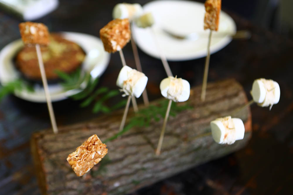 花蓮｜嘻餐町溪畔餐桌。浮誇峽谷下午茶、網美鞦韆吊床、漫步清澈溪流中溯溪、豐盛多元化的美味佳餚、還有窯烤披薩DIY