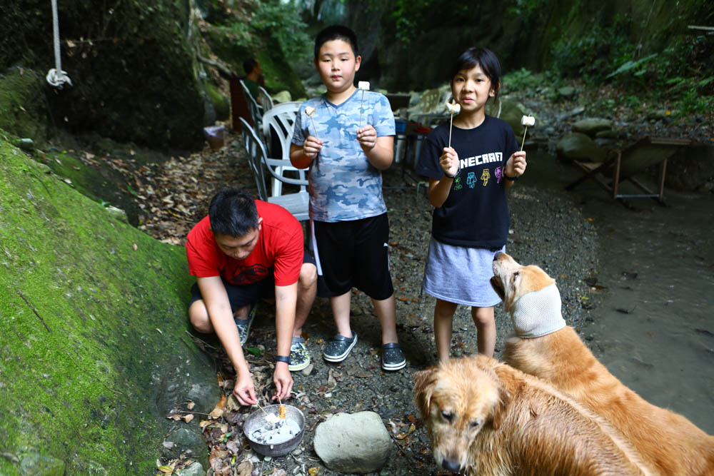 花蓮｜嘻餐町溪畔餐桌。浮誇峽谷下午茶、網美鞦韆吊床、漫步清澈溪流中溯溪、豐盛多元化的美味佳餚、還有窯烤披薩DIY