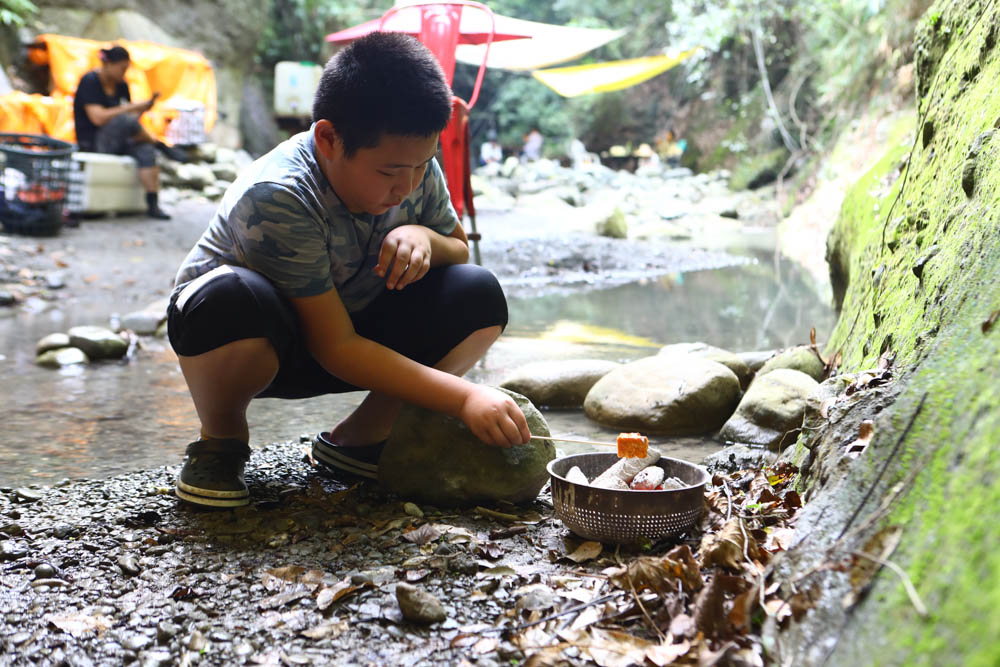 花蓮｜嘻餐町溪畔餐桌。浮誇峽谷下午茶、網美鞦韆吊床、漫步清澈溪流中溯溪、豐盛多元化的美味佳餚、還有窯烤披薩DIY