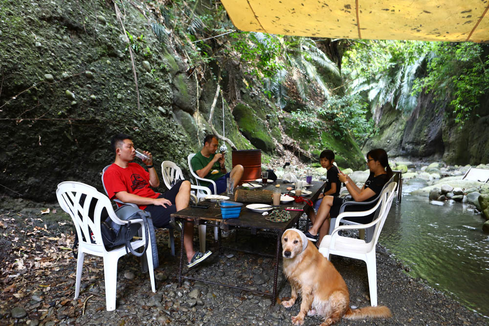 花蓮｜嘻餐町溪畔餐桌。浮誇峽谷下午茶、網美鞦韆吊床、漫步清澈溪流中溯溪、豐盛多元化的美味佳餚、還有窯烤披薩DIY