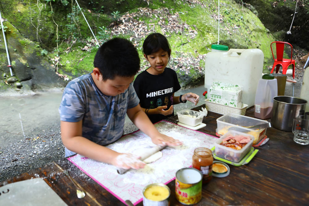 花蓮｜嘻餐町溪畔餐桌。浮誇峽谷下午茶、網美鞦韆吊床、漫步清澈溪流中溯溪、豐盛多元化的美味佳餚、還有窯烤披薩DIY
