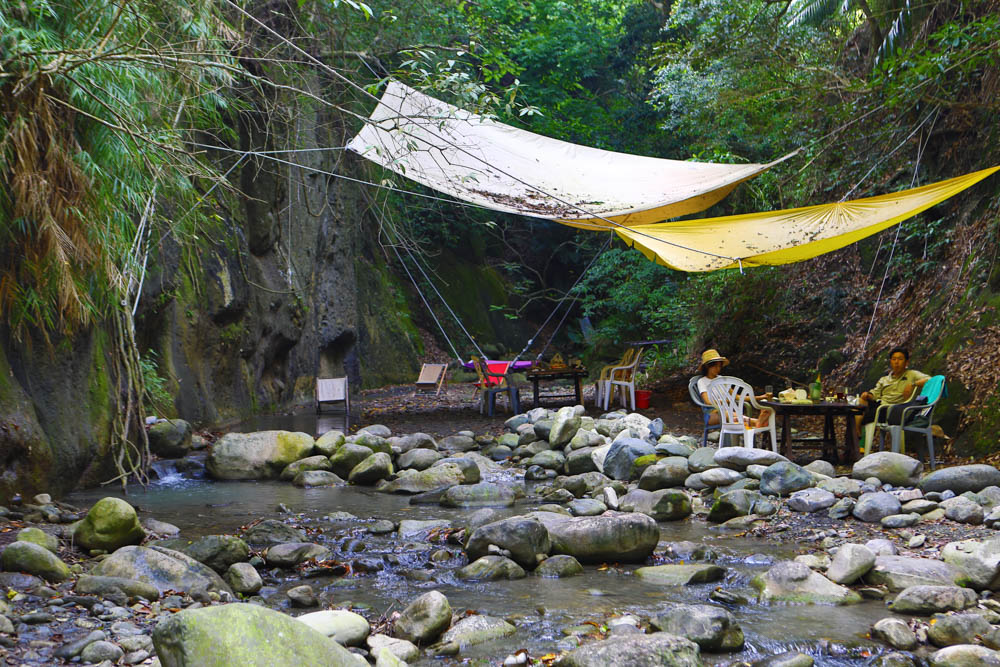 花蓮｜嘻餐町溪畔餐桌。浮誇峽谷下午茶、網美鞦韆吊床、漫步清澈溪流中溯溪、豐盛多元化的美味佳餚、還有窯烤披薩DIY