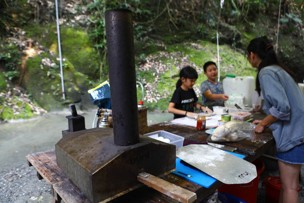 花蓮｜嘻餐町溪畔餐桌。浮誇峽谷下午茶、網美鞦韆吊床、漫步清澈溪流中溯溪、豐盛多元化的美味佳餚、還有窯烤披薩DIY