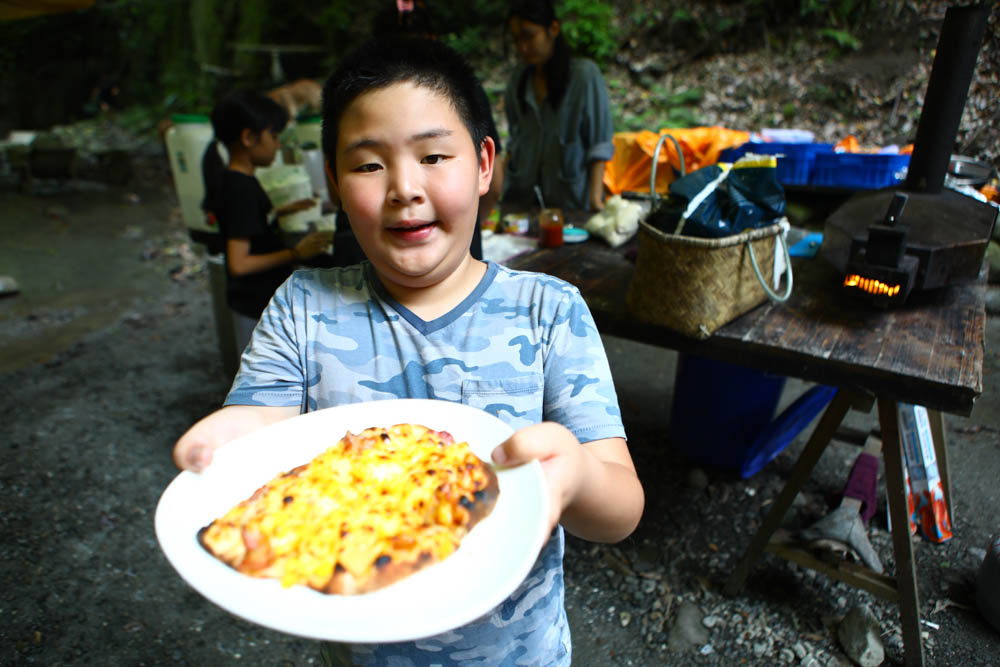 花蓮｜嘻餐町溪畔餐桌。浮誇峽谷下午茶、網美鞦韆吊床、漫步清澈溪流中溯溪、豐盛多元化的美味佳餚、還有窯烤披薩DIY