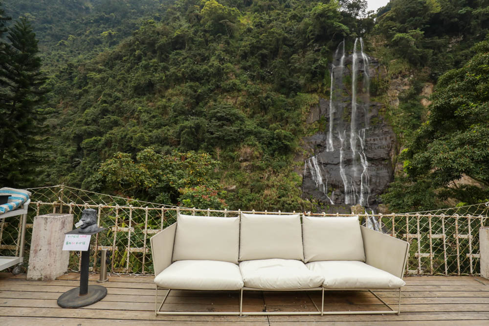 新北烏來美食｜瀑布3號景觀餐廳。瀑布餐廳、寵物友善餐廳、第一排瀑布絕景玻璃屋、夢幻球池