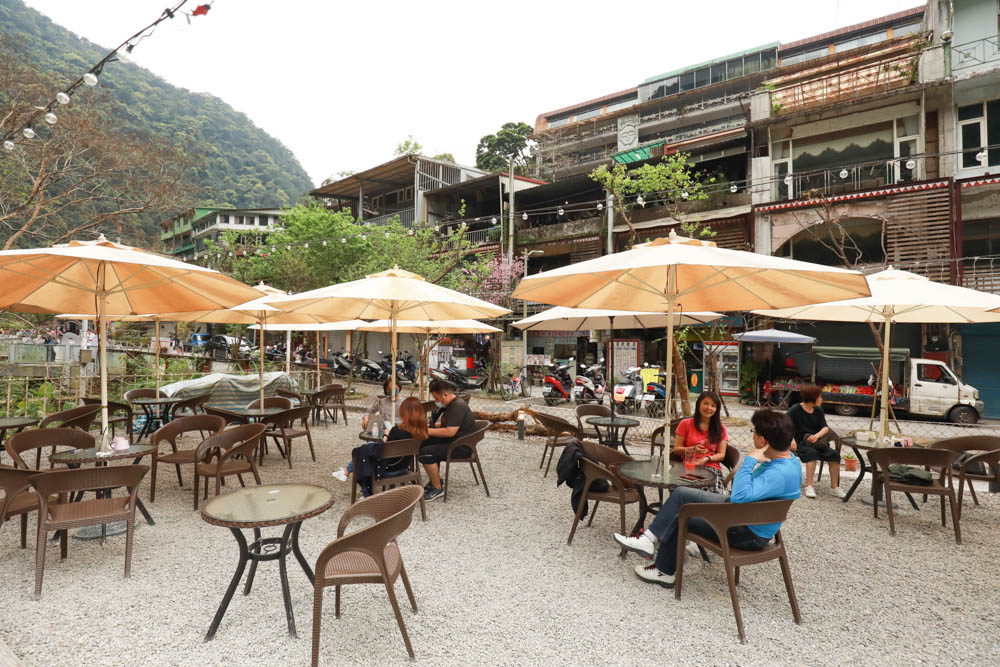新北烏來美食｜瀑布3號景觀餐廳。瀑布餐廳、寵物友善餐廳、第一排瀑布絕景玻璃屋、夢幻球池