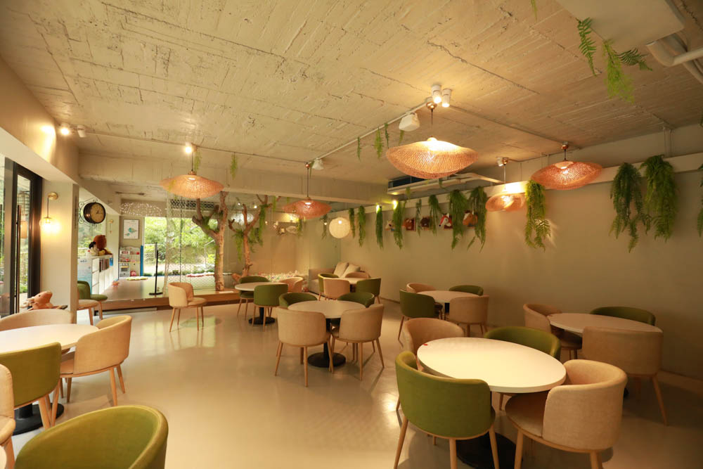 新北烏來美食｜瀑布3號景觀餐廳。瀑布餐廳、寵物友善餐廳、第一排瀑布絕景玻璃屋、夢幻球池