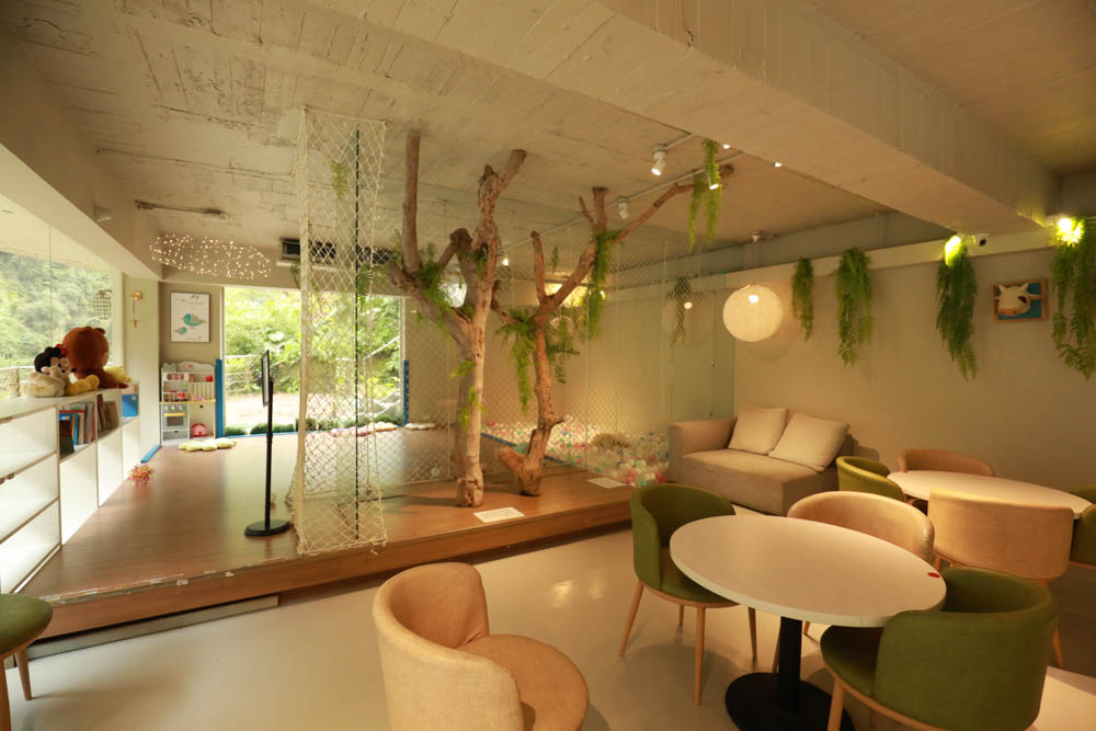 新北烏來美食｜瀑布3號景觀餐廳。瀑布餐廳、寵物友善餐廳、第一排瀑布絕景玻璃屋、夢幻球池