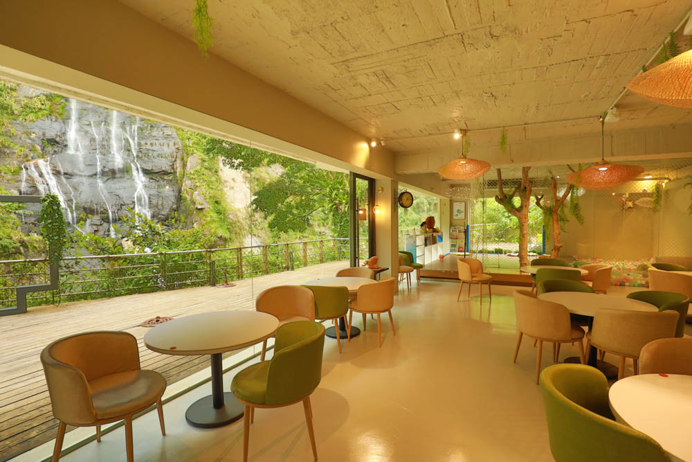 新北烏來美食｜瀑布3號景觀餐廳。瀑布餐廳、寵物友善餐廳、第一排瀑布絕景玻璃屋、夢幻球池