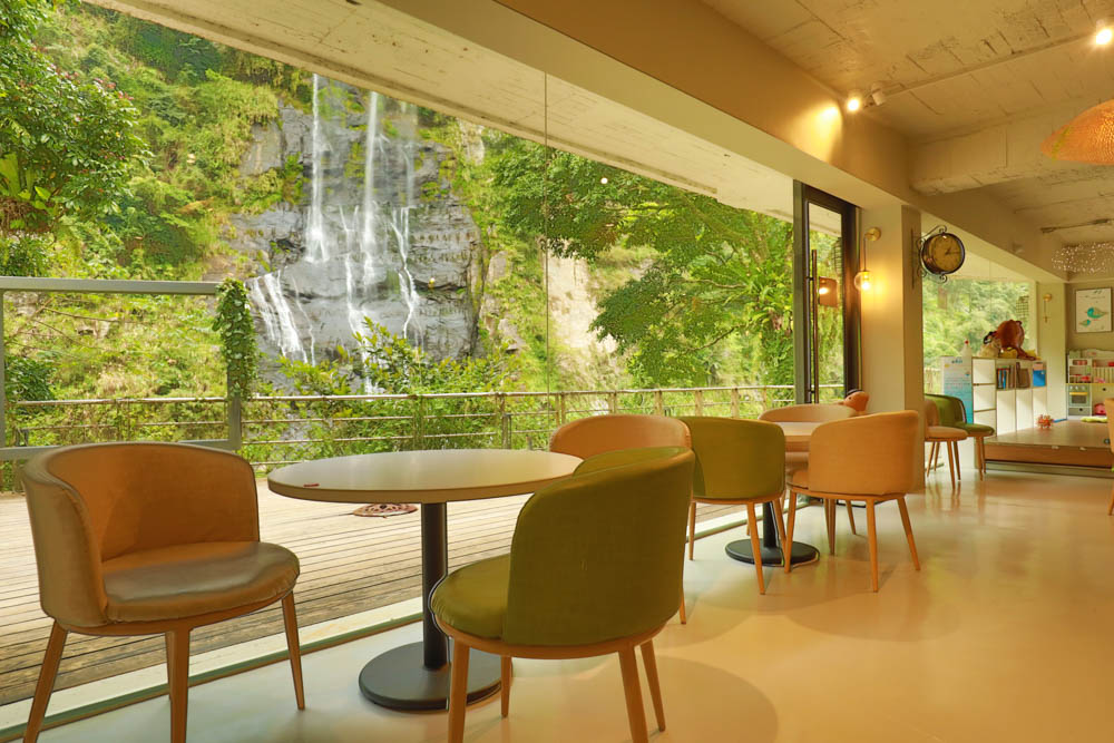 新北烏來美食｜瀑布3號景觀餐廳。瀑布餐廳、寵物友善餐廳、第一排瀑布絕景玻璃屋、夢幻球池