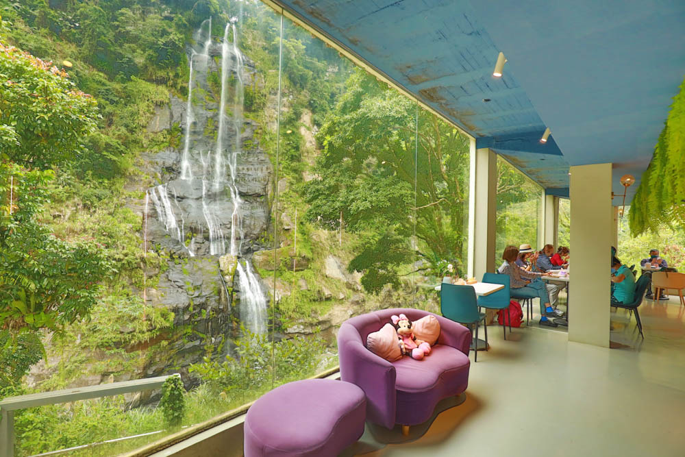 新北烏來美食｜瀑布3號景觀餐廳。瀑布餐廳、寵物友善餐廳、第一排瀑布絕景玻璃屋、夢幻球池