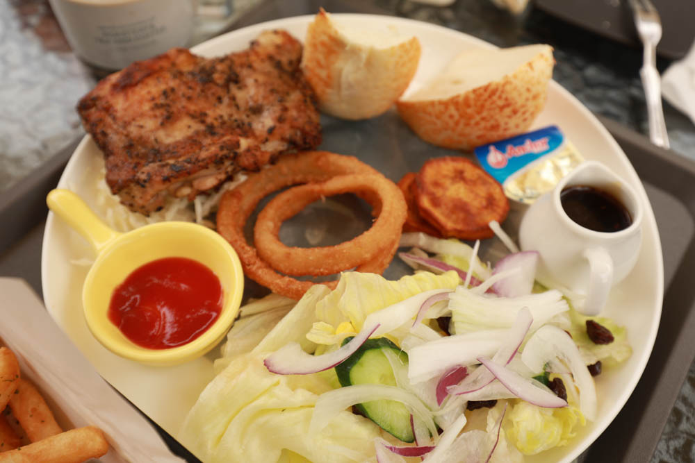 新北烏來美食｜瀑布3號景觀餐廳。瀑布餐廳、寵物友善餐廳、第一排瀑布絕景玻璃屋、夢幻球池