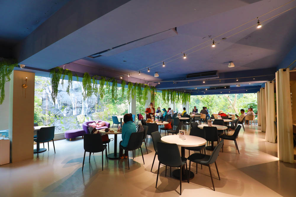 新北烏來美食｜瀑布3號景觀餐廳。瀑布餐廳、寵物友善餐廳、第一排瀑布絕景玻璃屋、夢幻球池
