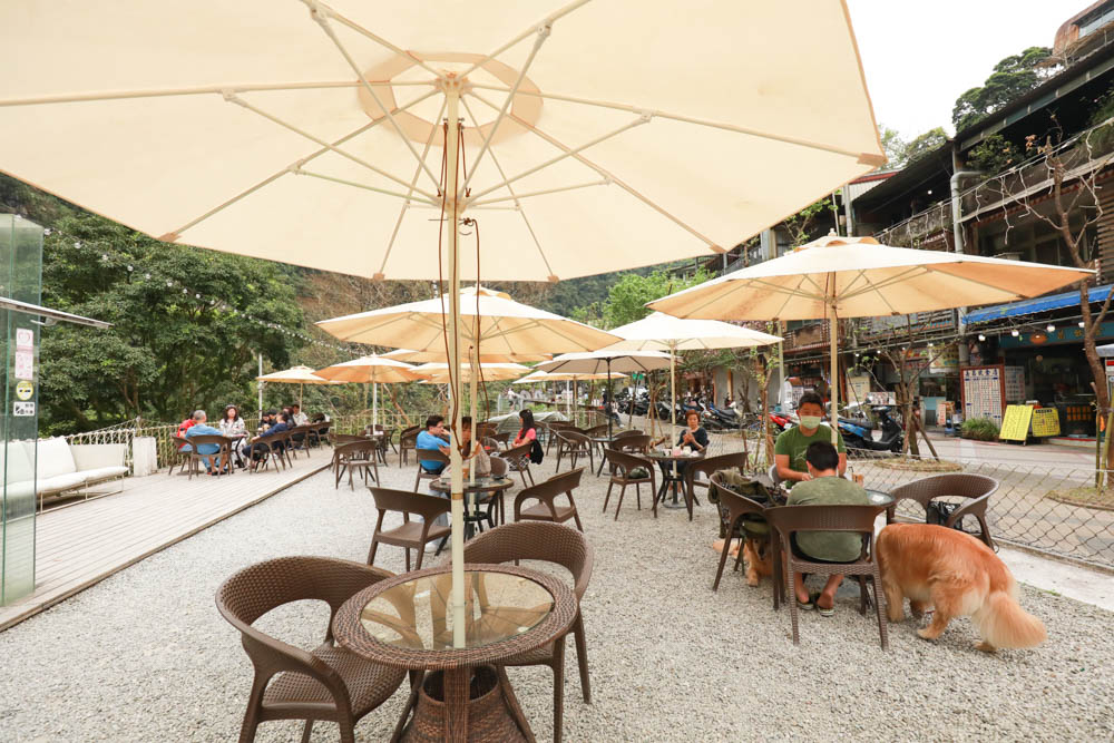 新北烏來美食｜瀑布3號景觀餐廳。瀑布餐廳、寵物友善餐廳、第一排瀑布絕景玻璃屋、夢幻球池