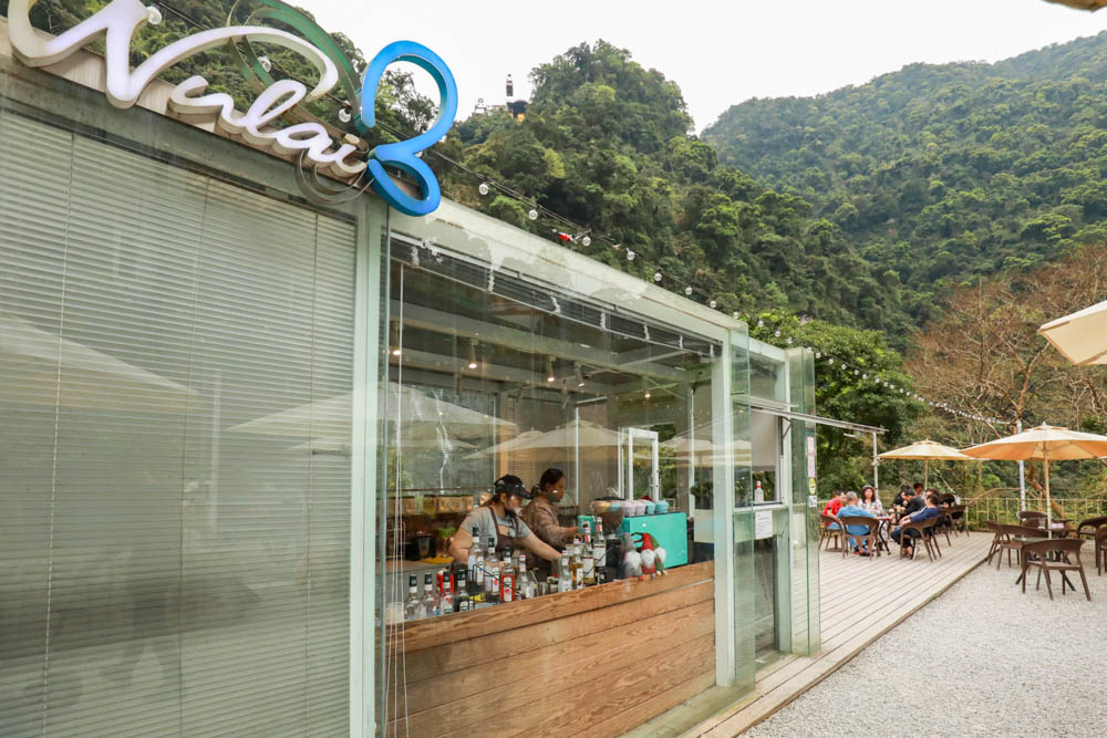 新北烏來美食｜瀑布3號景觀餐廳。瀑布餐廳、寵物友善餐廳、第一排瀑布絕景玻璃屋、夢幻球池