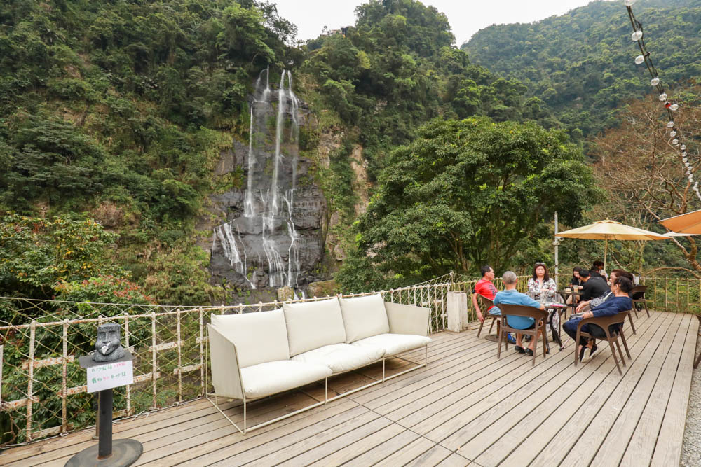 新北烏來美食｜瀑布3號景觀餐廳。瀑布餐廳、寵物友善餐廳、第一排瀑布絕景玻璃屋、夢幻球池