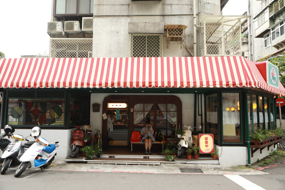 台北大安美食|炭波波喫茶。日本昭和懷舊復古咖啡廳、寵物友善餐廳、公館台大商圈美食 - 第2張圖 台北大安美食|炭波波喫茶。日本昭和懷舊復古咖啡廳、寵物友善餐廳、公館台大商圈美食