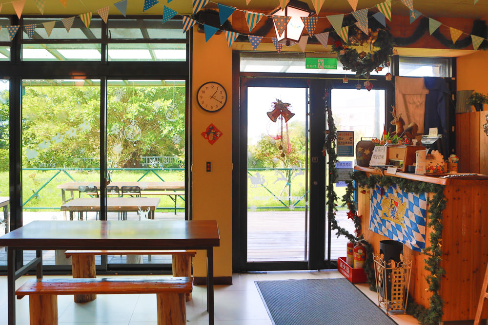 新北三芝美食｜三芝煙燻小棧 Smoky Inn。道地德國豬腳、德式香腸、寵物友善餐廳