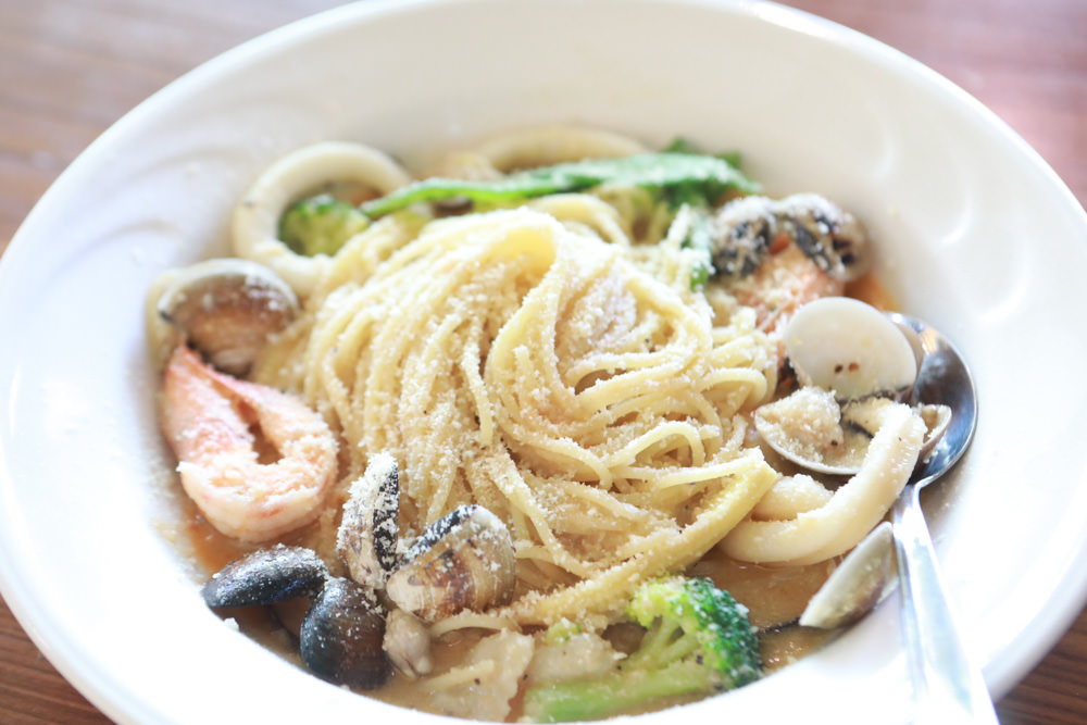 新北三芝美食｜三芝煙燻小棧 Smoky Inn。道地德國豬腳、德式香腸、寵物友善餐廳