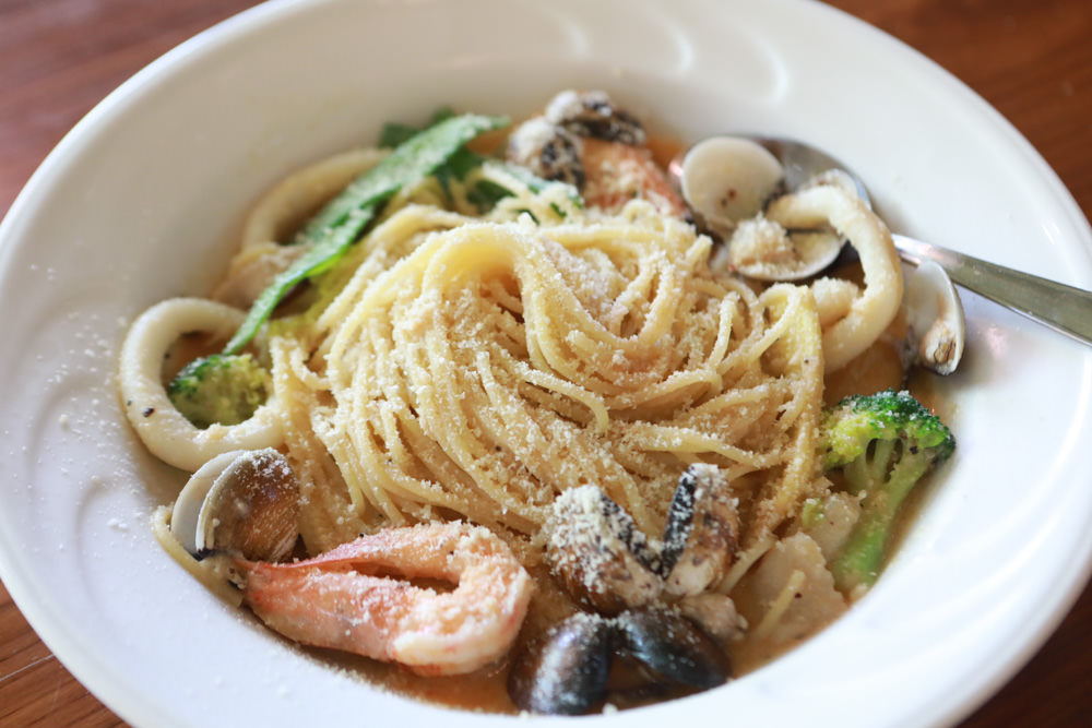 新北三芝美食｜三芝煙燻小棧 Smoky Inn。道地德國豬腳、德式香腸、寵物友善餐廳